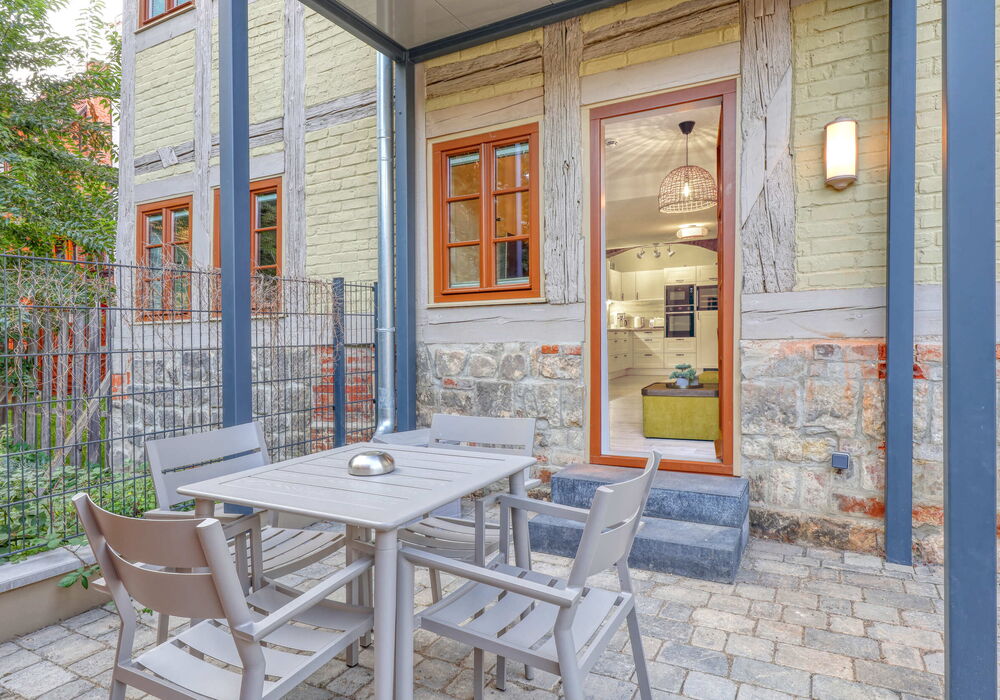 Ground-level terrace with outdoor seating at the Aurora holiday apartment in Quedlinburg