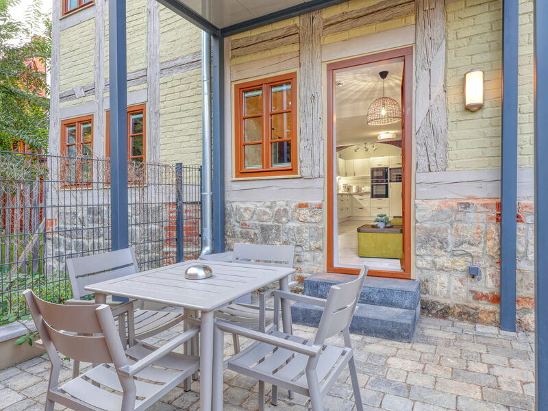 Ground-level terrace with outdoor seating at the Aurora holiday apartment in Quedlinburg